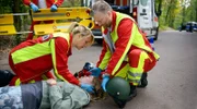 Als Nora (Tanja Wedhorn, li.) und Lars (Bo Hansen, re.) beim Rettungseinsatz dazukommen, liegt Romy (Lilith Johna, Mitte) schwer verletzt im Koma.