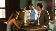 Von links: Fiona Glenanne (Gabrielle Anwar), Sam Axe (Bruce Campbell) und Michael Westen (Jeffrey Donovan) schmieden einen Plan, wie sie eine Kellnerin und ihre Tochter vor den Auftragskillern des Drogenkartells schützen können.