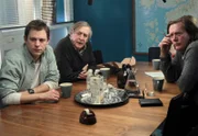 Jonny (Dag Malmberg, rechts), Sven (Lars Brandeby, Mitte) und Fredrik (Eric Ericson) lassen ihre Köpfe rauchen.