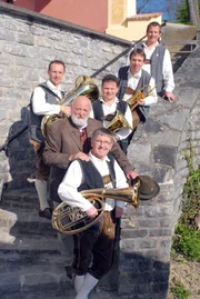 Albert und seine Musikanten sind Sepp Forchers Gäste im Kloster Schönbühel.