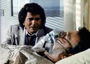 Jonathan (Michael Landon, l.) ist verzweifelt, weil sein Partner Mark (Victor French, r.) im Laufe ihrer Ermittlungen mit einer Überdosis Rauschgift vollgepumpt wurde und nun um sein Leben kämpfen muss.