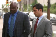 Det. Scott Valens (Danny Pino, r.) und sein Kollege Det. Will Jeffries (Thom Barry, l.) auf Spurensuche ...