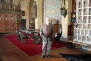 Sepp Forcher im Rittersaal von Burg Kreuzenstein.