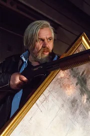 Dorfpolizisten Frank Koops (Aljoscha Stadelmann) ist ein entschlossener Hüter der Kunst.
