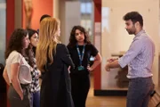 Die Schauspielerin Esther Schweins ist während der Dreharbeiten zur neuen Dokumentarserie „Guardians of Heritage“ im Deutschen Historischen Museum zu sehen.