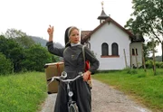 Auf dem Weg in ihr neues Kloster hat Schwester Camilla die Orientierung verloren. Wird der Herr ihr ein Zeichen schicken?