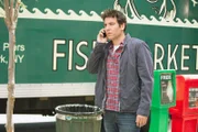 Marshall (Jason Segel, hinten) hat in der Vergangenheit seinen Freunden des Öfteren geholfen, ohne dabei Fragen zu stellen. Jetzt ist Ted (Josh Radnor) dran ...