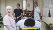 Hat die Aufgabe, einen Komapatienten, der in seinem letzten Fall im Hawaiian Police Department als Kronzeuge ausgesagt hat, zu beschützen: Danny (Scott Caan, M.). Doch kann er Captain Tanaka (Michael Paul Chan, r.) und Krankenschwester Jenny (Lori Petty, l.) vertrauen?