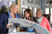 Ulla liest Rosi ihr Horoskop vor. Von links: Ulla (Sabrina Dietel, KLD), Rosi (Brigitte Walbrun) und Sevim (Özay Aslanhan).