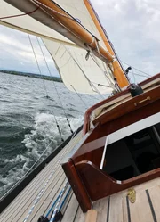 SRF bi de Lüt  Wunderland - Seerücken TG Staffel 7, Episode 1 Segelboot: Gesegelt wird mit dem vom Stefan Züst selbst entworfenem und selbstgebauten Segelboot der Lake Constance Pilot Cutter.