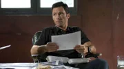 Michael Westen (Jeffrey Donovan) sieht sich seine Fotos an. Der ehemalige Agent des amerikanischen Geheimdienstes ist einer Mafiafamilie auf der Spur.
