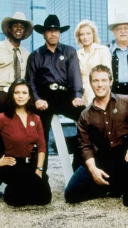 7. Staffel. (hi.v.li.): James Trivette (Clarence Gilyard Jr.), Cordell  Walker (Chuck Norris), Alex Cahill (Shereen J. Wilson)  und C:D. Parker (Noble Willingham)