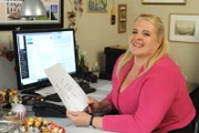 Ulla (Sabrina Dietl, KLD) ist gestresst, weshalb Sascha ihr chinesische Zeichen auf ein Blatt malt, die sie beruhigen sollen.