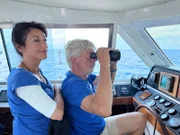 Sabina Airoldi und Kapitän Roberto Raineri auf Walforschungsfahrt.