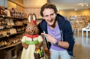 Checker Julian mit einem Riesen-Schoko-Osterhasen