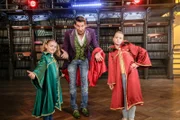 Zauberlehrer Tristan zeigt den Zauberschülerinnen Hannah und Diana einen neuen Zaubertrick. Wie kann er einfach ein paar Zentimeter schweben?