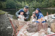 Onkel Arne (Rune Temte) hilft Fritjof (Nils Sand Näslund) und seiner Familie bei der Flucht nach Schweden.