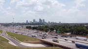 Die Interstate 35 verläuft vom Norden nach Süden Texas, durch die Städte Dallas und San Antonio. Viele Menschen sind dazu gezwungen die Autobahn zu nutzen, um zur Arbeit zu fahren. Andere begeben sich freiwillig in Gefahr und nutzen die Straße für gefährliche Hobbies wie Autorennen.