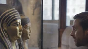 Auge in Auge mit Mumienmasken aus der Ptolomäerzeit: Mirko Drotschmann in der Ägyptisch-Orientalischen Sammlung des Kunsthistorischen Museums in Wien. Sie ist mit rund 17 000 Objekten eine der weltweit bedeutendsten Sammlungen ägyptischer Kunst.