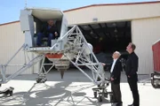Leland Melvin im Lunar Lander Research Vehicle im Armstrong Flight Research Center der NASA im Gespräch mit Gene Matranga und Chad Jenkins.