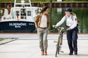Jasmin Sayed und Paula Sprenger auf dem Weg zur Arbeit.