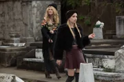Madison (Emma Roberts, r.) weiß ganz genau, wie sie Menschen manipulieren kann. Selbst Misty (Lily Rabe, l.) ist davor nicht gefeit ...