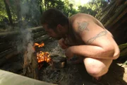 Eric arbeitet an dem Feuer.