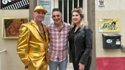 Carlo (76, li.) und Adina (34) mit Trödelprofi Mauro Corradino