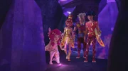 Mia (v.l.), Yuko, Riok und Mo haben in der Kristallhöhle einen leuchtenden Gegenstand entdeckt. Dies könnte die nächste Zutat für den rettenden "Trank der Einheit" sein.