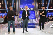 Moderator Jörg Pilawa (M.) mit den Kandidaten des Teams "Songpoeten": Den Musikern Max Mutzke (l.) und Gregor Meyle (r.).