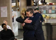 Chicago Fire Ein schwarzer Tag - A Dark Day Staffel 2, Episode 20 Überschwängliche Bedankung: Lauren German als Leslie Shay; Jeff Hephner als Jeff Clarke. Chicago Fire Ein schwarzer Tag - A Dark Day Staffel 2, Episode 20 Überschwängliche Bedankung: Lauren German als Leslie Shay; Jeff Hephner als Jeff Clarke.