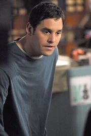 Hilfe von Xander (Nicholas Brendon) lehnt Anya ab, da sie ihn für einen totalen Versager hält.