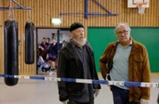 Bielefelder (Bill Mockridge, l.) und Klaus Schmitz (Hartmut Volle, r.) inspizieren den Tatort. Handballtrainer Rainer Teichmann ist kaltblütig ermordet worden.