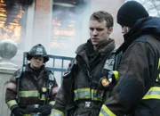 Chicago Fire Harte Zeiten - When Things Got Rough Staffel 2, Episode 17 Schauen sich das Ausmass der Zerstörung an: Christian Stolte als Mouch, Jesse Spencer als Matthew Casey, Lauren German als Leslie Shay.