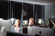 Leland Melvin sieht sich mit Alycia Weinberger Bilder des Mondes an.