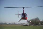 Checker Julian mit Hubschrauberfluglehrer Siggi während seiner ersten Flugstunde.