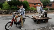 Manuel (Leonard Seyd, li.) kutschiert Opa Adsche (Peter Heinrich Brix, re.) zum Internet-Hotspot von Büttenwarder.