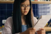 Châu (Ngoc Nhi Ha Tran) hat Hausarrest und musste Handy und Laptop abgeben, weil ihre Eltern hinter die Lügen wegen der Strafarbeit und Einverständniserklärung gekommen sind. Da findet Châu einen Zettel mit einer ToDo-Liste und wundert sich: Warum muss ihr Pass erneuert werden?