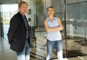 Thomas und Claudia sind begeistert von der Architektur des modernen Weingutes Haferberg.