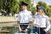 Wolf Malletzke (Christoph Grunert) und Paula Sprenger (Sarina Radomski) auf der Spree auf dem Weg zur Räumung eines Obdachlosenlagers.