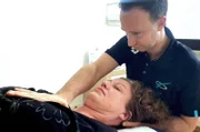 Physiotherapeut Jan Frieling behandelt Rücken-Patientin Dorothea Schmid.