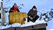 Bevor es zu einer Umweltkatastrophe kommt, versuchen Bergretter Tobi (Markus Brandl, l.) und Max (Doğa Gürer, r.) die Giftfässer zu bergen.