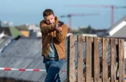 Gregor (Jonas Minthe) hält den Flüchtigen Peter Schneider in Schach.