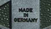 "Made in Germany"-Schriftzug auf einer Maschine. ‚Made in Germany‘ auf Produkten hieß ursprünglich: Achtung! Schlechte Qualität! Warum wandelte sich dieses Image auf der ganzen Welt bald so grundlegend? Und wie sieht es heute aus? Der Historiker und Journalist Maximilian Maier erklärt in der Reihe „Geschichte zum Mitnehmen“ launig und mit Tiefgang Themen aus der Weltgeschichte.
