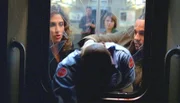 Detective Stella Bonasera (Melina Kanakaredes) und Dr. Sheldon Hawkes (Hill Harper) untersuchen die Leiche des Zugführers, als plötzlich der Zug wie von Geisterhand losfährt.