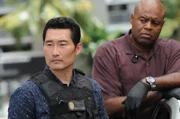 Das Team untersucht den mysteriösen Tod eines wohlhabenden Einsiedlers, während Adam von der Yakuza entführt wird: Grover (Chi McBride, r.) und Chin (Daniel Dae Kim, l.) ...