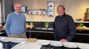 Björn Freitag (r) und Landwirt Eberhard Schmücker (l) probieren verschieden zubereiteten Spargel.