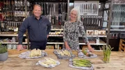 Die Unterschiede verschiedener Spargelsorten untersuchen Vorkoster Björn Freitag (l) und Ernährungsexpertin Anja Tanas.
