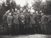 Adolf Hitler im Kreise hoher Offiziere und Generäle während des Westfeldzuges.