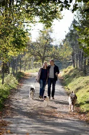 Helena (Julia Jäger) und Philip (Heikko Deutschmann) gehen spazieren.